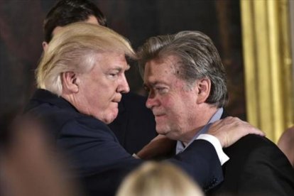 Trump felicita a Bannon el día de su toma de posesión, el pasado 22 de enero-AFP / MANDEL NGAN