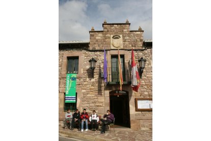 Un grupo de vecinos ante la fachada del Ayuntamiento durante la celebración del Acto de Exaltación del Fuero que lo reconoce como el primer pueblo de España.-BRÁGIMO