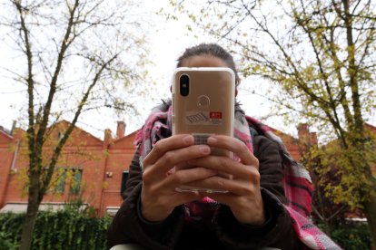 Una joven utiliza el móvil. ICAL