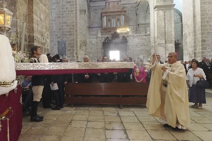 El arzobispo de Valladolid, Luis Argüello, ante la imagen de la Virgen de San Lorenzo. PHOTOGENIC