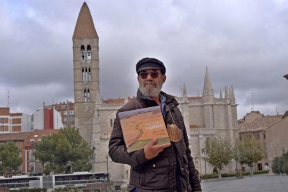 Arturo García, frente a la iglesia de La Antigua en Valladolid, con el libro ‘Haciendo Camino’ de Ovidio Campo.-ARGICOMUNICACIÓN