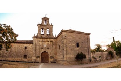 Foto de la Ermita de Tiedra, situada encima del yacimiento .-AYUNTAMIENTO DE TIEDRA