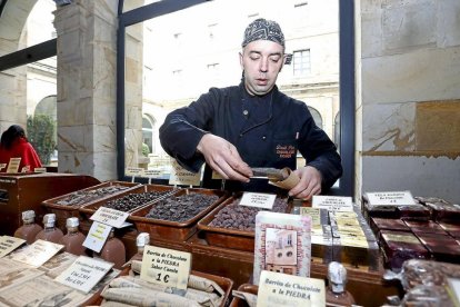 Un maestro artesano de Astorga muestra en su stand las múltiples variedades de este dulce introducido en el siglo XVI por Hernán Cortés en la ciudad leonesa.-L.P.