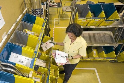 Una trabajadora de Correos reparte las cartas para sus envíos posteriores.-PABLO REQUEJO / PHOTOGENIC