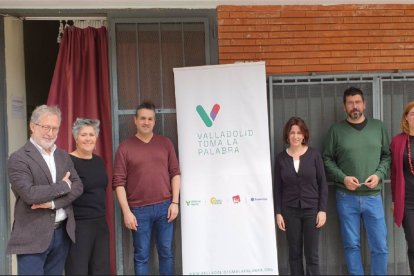 Manuel Saravia, María Sánchez, Alberto Bustos y otros miembros de VTLP durante un descanso de la asamblea celebrada este sábado en la capital vallisoletana para terminar de confeccionar su programa electoral de cara a los próximos comicios de mayo - EUROPA PRESS