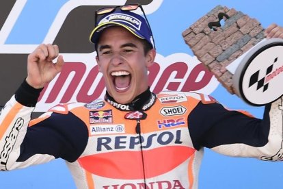 Marc Márquez celebra su último triunfo en Aragón-AFP / JOSE JORDAN