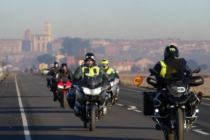 Varios moteros se marchan de Motauros tras acabar la concentración. / LOSTAU