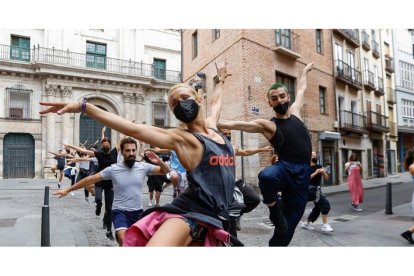 Imagen de archivo de los bailarines de la película ensayan una coreografía de ‘Voy a pasármelo bien’. J.M. LOSTAU