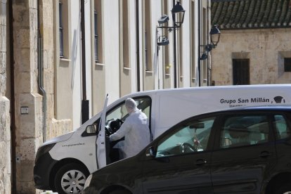 Una funeraria a las puertas de una residencia de Castilla y León en lo más duro de la pandemia.  E. M.