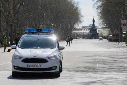 Coche de la Policía Municipal de Valladolid en la Acera Recoletos. -JUAN MIGUEL LOSTAU