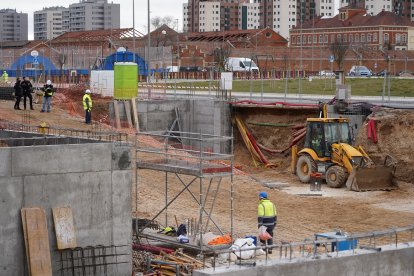 Lugar en el que dos trabajadores han resultado heridos al derrumbarse un muro en una obra de la calle Nelson Mandela de Valladolid. -ICAL