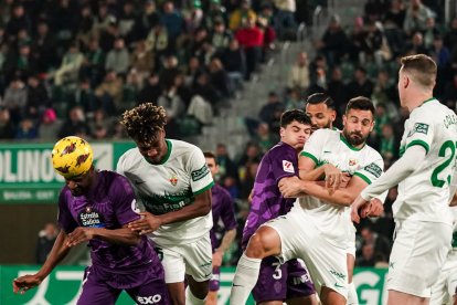 Sylla cabecea desviado ante el Elche. REAL VALLADOLID