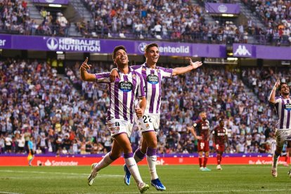 El Real Valladolid celebra el tercer gol ante el Burgos obra de Meseguer. / RVCF