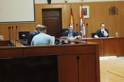 El vecino de Arroyo, de espaldas, junto a su letrado defensor durante la vista oral celebrada este miércoles en la Audiencia de Valladolid. - EUROPA PRESS