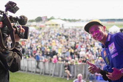 El italiano Valentino Rossi, nueve veces campeón del mundo e icono del Mundial, saluda, el pasado jueves, al público presente en la subasta de Silverstone.-MIRCO LAZZARI