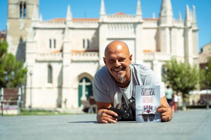 César Pérez Gellida, frente a la iglesia de Santa María de la Antigua de Valladolid, con su última novela ‘Astillas en la piel’. ARGI COMUNICACION