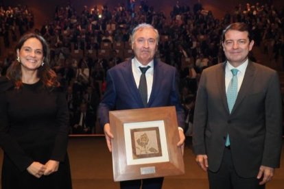 El presidente de la Junta, Alfonso Fernández Mañueco, el CEO de Galletas Gullón, Juan Miguel Martínez Gabaldón, y la presidenta de Edigrup, Adriana Ulibarri. -PHOTOGENIC