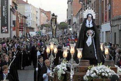 Procesión por las calles de Medina del Campo. En segundo término, Cristo en su Mayor Desamparo.-J.M. LOSTAU