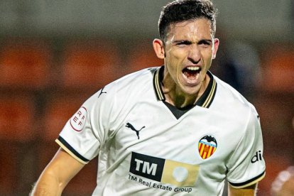 César Tárrega con la camiseta del Valencia. ACADEMIAVALENCIACF