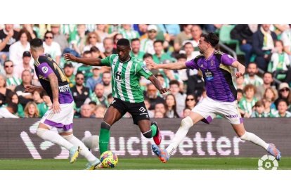 Un lance del partido  disputado en el Benito Villamarín entre el Betis y el Real Valladolid. / LALIGA