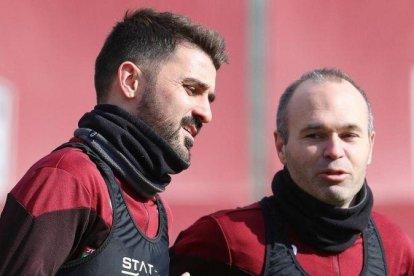 David Villa en su primer entrenamiento en Japón, junto a Andrés Iniesta.-EL PERIÓDICO