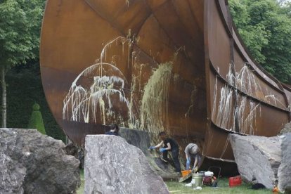 Daños en la escultura 'Dirty Corner', bautizada por la prensa francesa como 'La vagina de la reina'.-Foto: Michel Euler / AP / MICHEL EULER