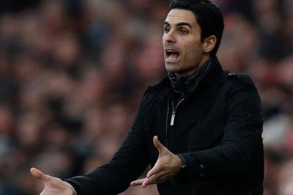 Arteta se desespera en los minutos finales del Arsenal-Chelsea.-