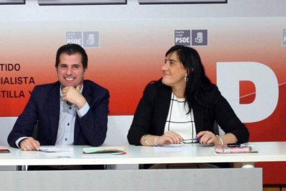 El secretario general del PSOE de Castilla y León, Luis Tudanca, preside la reunión con su Ejecutiva. Junto a él, la secretaria de Organización, Ana Sánchez-Ical