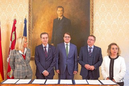 El alcalde de Salamanca, Alfonso Fernández Mañueco (C), junto a los presidentes de los CES durante la firma del convenio.-ICAL