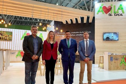 Carlos García y Alicia García visitan el expositor de Ávila en INTUR.-ICAL