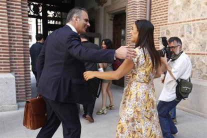 El secretario general de Vox, Javier Ortega Smith, y la vicealcaldesa de Madrid, Begoña Villacís saludándose.-EUROPA PRESS