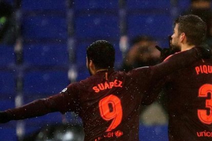 Piqué manda callar a la afición del Espanyol junto a Luis Suárez.-EFE / ALEJANDRO GARCÍA