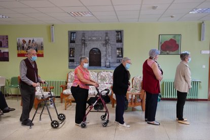 Inicio de la administración de las terceras dosis de la vacuna contra el COVID-19 en la residencia de la Beneficencia de Valladolid. - ICAL
