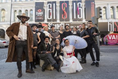 Personajes de la historia del cine posan ayer delante del Teatro Calderón.-REPORTAJE GRÁFICO: MIGUEL ÁNGEL SANTOS (PHOTIGENIC)