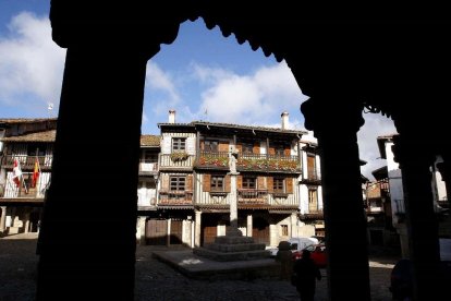 Instantánea de la plaza mayor de La Alberca desde uno de sus soportales.-ENRIQUE CARRASCAL