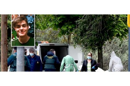 Funcionarios del servicio forense recogen el cuerpo de David Hernández Sánchez (en la fotografía) del parque donde aparceció muerto.  ICAL