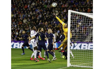 Courtois desvía el centro-chut de Carnero en una de las mejores ocasiones del Real Valladolid.-J. M. LOSTAU