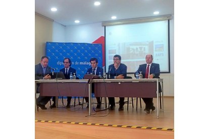 El presidente de la ADPV, Ínigo Torres, expone el proyecto ante la presencia  del presidente de la Asociación Española de la Prensa Deportiva, Julián Redondo, Alfonso Lahuerta, Alberto Bustos y Luis Minguela.-EL MUNDO