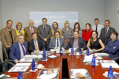 Reunión, ayer,  del jurado de la III edición de los premios La Posada de ELMUNDODECASTILLAYLEÓN. Sentados, de i. a d.:Luis Chico, Javier Ramírez,José Luis Ulibarri,José Gómez, Adriana Ulibarri y Óscar García. De pie:Fernando Lázaro, Mercedes Pedr-J.M. Lostau