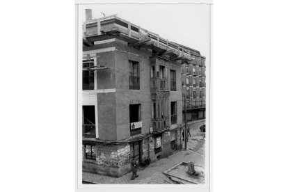 Obras de rehabilitación de un edificIo entre las calles Ruiz Hernández y Juan Mambrilla en los años 80 -ARCHIVO MUNICIPAL VALLADOLID