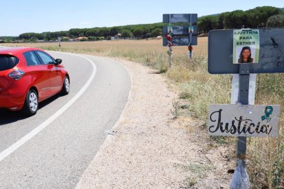 Carteles, flores y fotos en la cuneta de la carretera de Traspinedo donde aparecía el cadáver de Esther López el 5 de febrero de 2022.-PHOTOGENIC