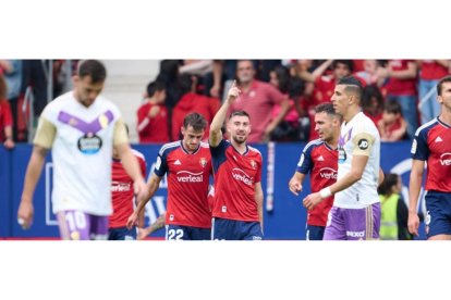 Osasuna celebra el 2-0 ante las caras largas de Plano y El Yamiq. / LA LIGA