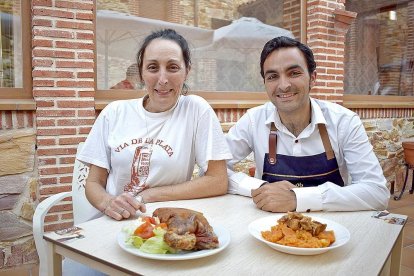 María del Carmen y Jaime, en el patio de VII Carreras.-