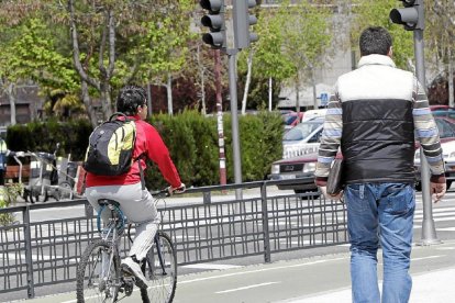Un hombre circula por uno de los carriles bici de la ciudad.-J. M. LOSTAU