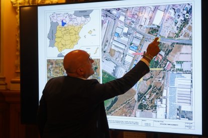 Jesús Julio Carnero, alcalde de Valladolid, en la presentación del carril bici en la calle Arca Real. -AYUNTAMIENTO DE VALLADOLID