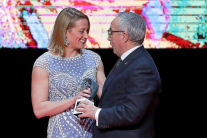 Mireia Belmonte recibe el premio de manos de Alejandro Blanco, presidente del COE-J.M.LOSTAU