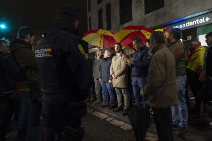 Una imagen de archivo del vicepresidente de la Junta, Juan García Gallardo y el consejero de Industria, Comercio y Empleo Mariano Veganzones, en la concentración en la sede del Psoe de Valladolid. ICAL