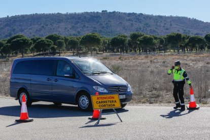 Agentes de la Guardia Civil en el tramo de la carretera de Traspinedo donde se encontró el cadáver.- J. M. LOSTAU