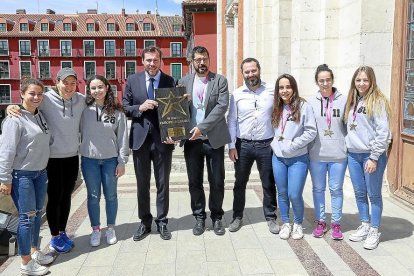 Las Panteras y Ángel Ruiz posan con Óscar Puente y Alberto Bustos en el balcón del Ayuntamiento.-J. M. LOSTAU