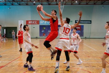 Partido disputado entre la UVa y La Flecha en Fuente de La Mora. / LOSTAU